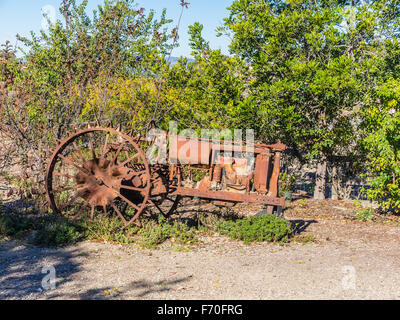 Un ancien tracteur détériorée abandonnés à la rouille dans un champ dans le comté de San Luis Obispo, en Californie. Banque D'Images