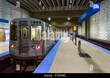 Chicago - 8 septembre 2015 : la station de métro menant à l'aéroport O'Hare de Chicago. Banque D'Images