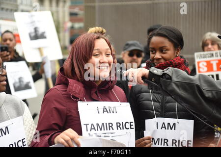 New York City, United States. 22 Nov, 2015. Les marcheurs de l'adolescence de se présenter à l'Union Square. Arrêter des incarcérations de masse a parrainé un réseau d'enfants demandent des comptes mars sur le premier anniversaire de la mort de riz Tamir aux mains de la police de Cleveland. © Andy Katz/Pacific Press/Alamy Live News Banque D'Images