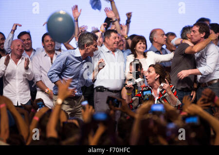 Buenos Aires, Argentine. 22 Nov, 2015. Candidat à l'élection présidentielle Mauricio Macri(C) célèbre dans la ville de Buenos Aires, Argentine, le 22 novembre, 2015. Au candidat du parti de l'Argentine Daniel Scioli a reconnu sa défaite à Mauricio Macri de l'opposition (Cambiemos conservateur changeons) parti à l'élection présidentielle de dimanche. © Martin Zabala/Xinhua/Alamy Live News Banque D'Images