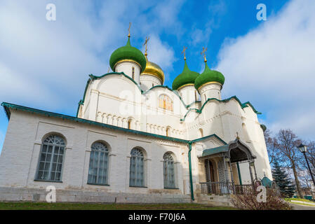 Cathédrale de la Transfiguration à Saint Euthymius monastère à Suzdal a été construit au 16e siècle. Billet d'anneau d'or Banque D'Images