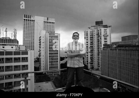 Jagdish Agarwal fondateur Dinodia photo Library debout sur la terrasse du nouveau bâtiment de bureau à Nariman point Bombay Mumbai Inde Asie Banque D'Images