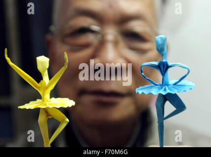 Suzhou, Province de Jiangsu en Chine. 23 Nov, 2015. Artiste folklorique Lu Jiahong, 77, montre à ses œuvres en forme d'origami de danseurs de ballet de Suzhou, Province de Jiangsu en Chine de l'Est, le 23 novembre 2015. Credit : Accrocher South/Xinhua/Alamy Live News Banque D'Images