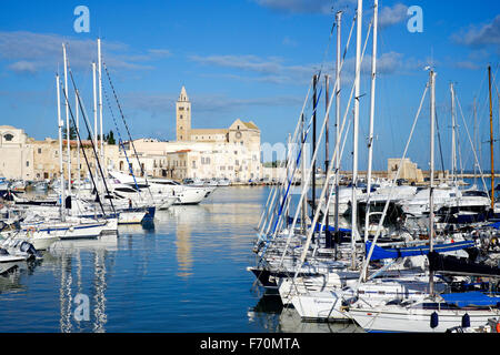 Bateaux dans le port par la cathédrale de Saint Nicolas le pèlerin (San Nicola Pellegrino) à Trani, Pouilles, Italie, Europe Banque D'Images