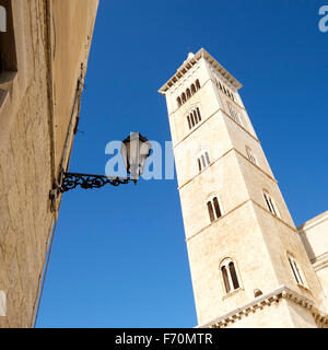 Le clocher de la cathédrale de Saint Nicolas le pèlerin (San Nicola Pellegrino) à Trani, Pouilles, Italie, Europe Banque D'Images