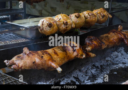 La nourriture typique de la Sardaigne. Les porcelets et les poulets rôtis rôtir la cuisson au barbecue dans un festival communautaire typique de la Sardaigne. Aritzo Au Banque D'Images