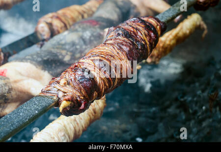 La nourriture typique de la Sardaigne. Les entrailles d'animaux et de cuisson rôti rôti dans le barbecue dans un festival communautaire typique de la Sardaigne. Arit Banque D'Images