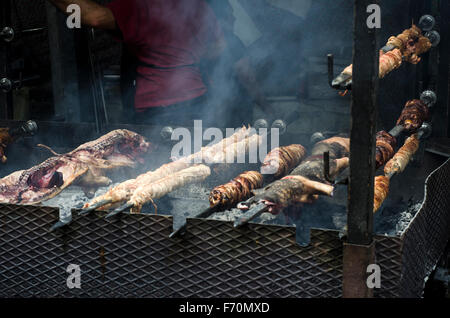 La nourriture typique de la Sardaigne. Rôti de porcelets et les entrailles d'animaux roast la cuisson au barbecue dans un festival communautaire typique de la Sardaigne Banque D'Images