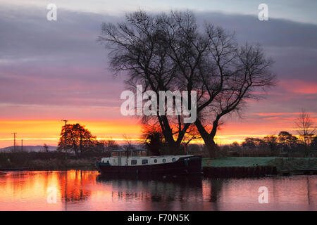 Novembre lever du soleil à Rufford, Burscough, Preston, Lancashire, UK 23 Novembre, 2015. Météo britannique. Un froid glacial, froid et démarrer la journée avec des péniches sur le canal de Leeds Liverpool se réveiller à l'aube glorieuse. La Direction générale de Rufford Rufford entre et Sollom a été construit par la navigation Douglas autour de 1760. Sept ans après la Leeds et Liverpool Canal a été achevé, une succursale de Burscough à Rufford a ouvert en 1781. La dernière section, de Sollom Tarleton à, ouvert en 1805 dans le cadre de l'amélioration du drainage Croston. Banque D'Images