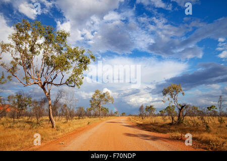 Une route non scellés par l'outback australien avec un arc-en-ciel à la fin de la route. Photographié dans le National de Purnululu Pa Banque D'Images