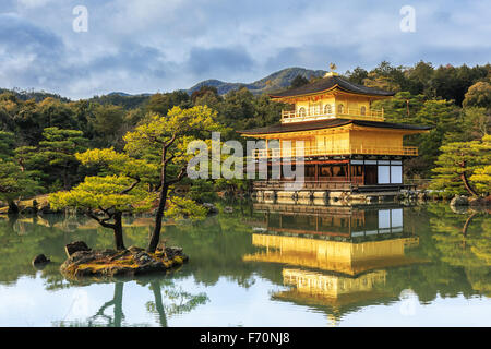 Le pavillon d'Or Temple Kinkakuji à Kyoto, Japon Banque D'Images