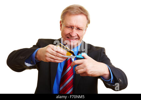 Coupe senior businessman en colère sa carte de crédit Banque D'Images