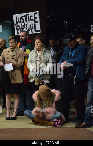 Dallas, Texas, USA. 22 Nov, 2015. Les manifestants devant le siège de la police de Dallas dimanche soir. Crédit : Brian T./Humek Alamy Live News Banque D'Images