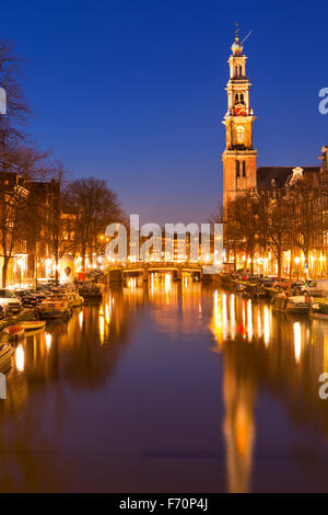 L'église Westerkerk (ouest) le long du canal Prinsengracht à Amsterdam dans la nuit. Banque D'Images