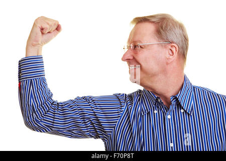 Man flexing muscles du bras supérieur sa Banque D'Images