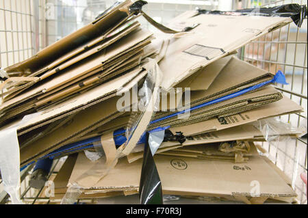 Des piles d'aplatir les boîtes de carton dans un supermarché ; prêt pour le recyclage, Banque D'Images