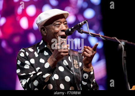 Buddy Guy guitariste et chanteur de blues américain chantant Banque D'Images