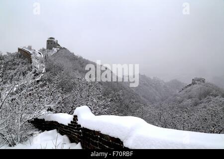 Beijing, Beijing, Chine, du RCS. 22 Nov, 2015. Beijing, Chine - le 22 novembre 2015 : (usage éditorial uniquement. Chine OUT) La Grande Muraille dans la neige. © SIPA Asie/ZUMA/Alamy Fil Live News Banque D'Images