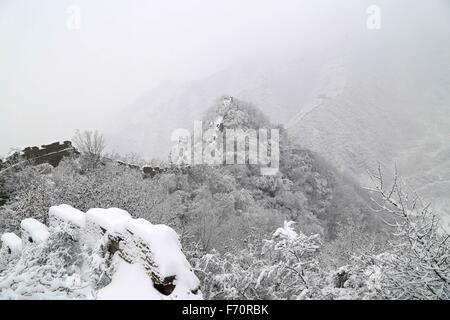 Beijing, Beijing, Chine, du RCS. 22 Nov, 2015. Beijing, Chine - le 22 novembre 2015 : (usage éditorial uniquement. Chine OUT) La Grande Muraille dans la neige. © SIPA Asie/ZUMA/Alamy Fil Live News Banque D'Images