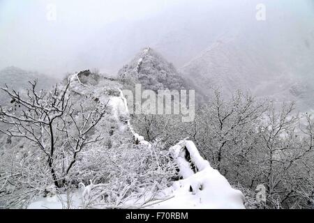 Beijing, Beijing, Chine, du RCS. 22 Nov, 2015. Beijing, Chine - le 22 novembre 2015 : (usage éditorial uniquement. Chine OUT) La Grande Muraille dans la neige. © SIPA Asie/ZUMA/Alamy Fil Live News Banque D'Images