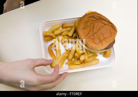 L'école de repas malsains burger et frites ; lignes directrices du gouvernement encouragent les écoles à remplacer en moins bonne santé avec plus d'options Banque D'Images