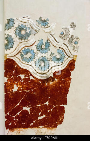 Santorin, Théra. Musée de la Théra préhistorique. Fragment de peinture murale minoenne, prises à partir de l'Akrotiri ville en ruines, de rouge et bleu. Banque D'Images