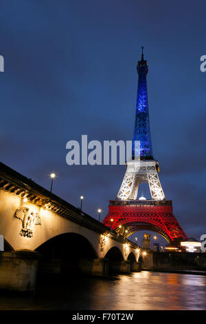 La tour Eiffel aux couleurs de la France après les attentats du 13 novembre 2015, Paris, Ile-de-France, France Banque D'Images