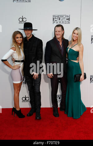Brittney Marie Cole (l-r), les artistes Brian Kelley et Tyler Hubbard de Florida Georgia Line et Hayley Stommel assister à la 2015 American Music Awards, CMSA, chez Microsoft Theatre de Los Angeles, USA, le 22 novembre 2015. Photo : Hubert Boesl/dpa Banque D'Images