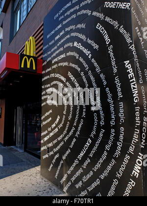 Une publicité inhabituelle à l'extérieur de la McDonald's dans le quartier des théâtres de Manhattan, New York City Banque D'Images