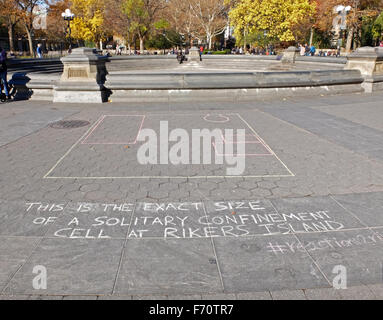 Une protestation de conditions de détention injuste à Rikers Island tracé à la craie au Washington Square Park à Greenwich Village. Banque D'Images