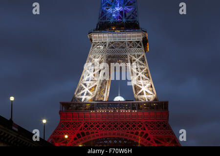 La tour Eiffel aux couleurs de la France après les attentats du 13 novembre 2015, Paris, Ile-de-France, France Banque D'Images