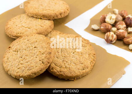 Partie intégrante des cookies et des noisettes fraîches. Dessert sain Banque D'Images