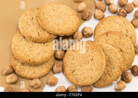 Partie intégrante des biscuits et des noisettes fraîches. Dessert sain Banque D'Images