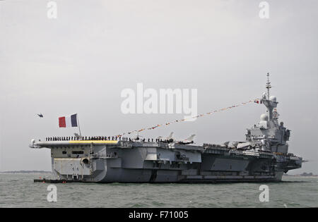 Porte-avions français Charles de Gaulle sur manoeuvres dans le Solent UK Banque D'Images