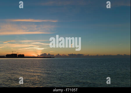 Le lever du soleil sur le port de plaisance de Brighton mur du port. Banque D'Images