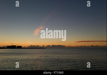 Le lever du soleil sur le port de plaisance de Brighton mur du port. Banque D'Images