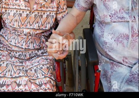 Deux femmes âgées, holding hands Banque D'Images