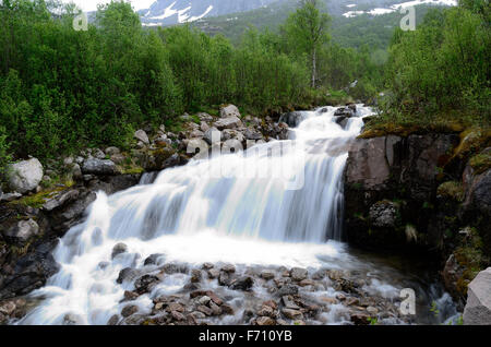 Cascade de montagne majestueux massif dans le cercle arctique été la nature sur l'île de senja, dans le nord de la Norvège Banque D'Images