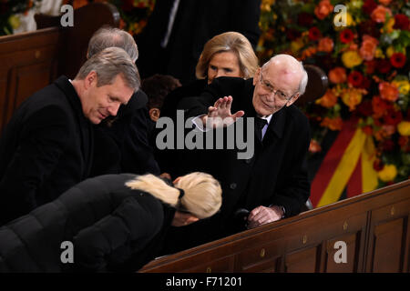 Hambourg. 23 Nov, 2015. L'ancien président allemand Roman Herzog (R) vagues comme l'ancien président allemand Christian Wulff (2L) et son épouse Bettina Wulff (bas) pour arriver aux funérailles nationales pour la fin de l'ancien chancelier allemand Helmut Schmidt à l'église Sankt Michaelis, alias Michel, le 23 novembre 2015 à Hambourg. Schmidt, un centriste du Parti Social-démocrate (SPD) qui a dirigé puis-ouest de l'Allemagne de 1974 à 1982 en tant qu'il est devenu une grande puissance économique mondiale, est décédé le 10 novembre 2015, 96 ans. Photo : Tobias Schwarz/dpa/Alamy Live News Banque D'Images