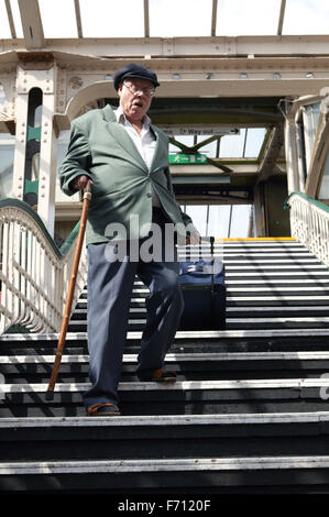 Man Walking down steps à la gare, Banque D'Images