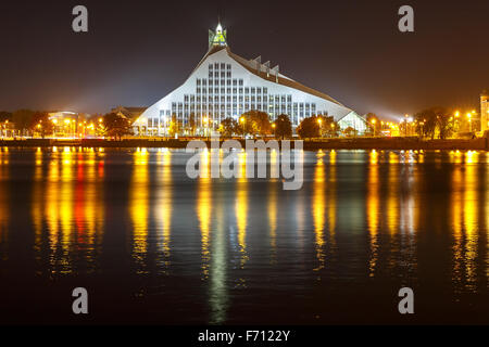 La Bibliothèque nationale de Lettonie la nuit, Riga, Lettonie Banque D'Images