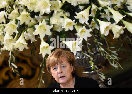 Hambourg. 23 Nov, 2015. La chancelière allemande Angela Merkel s'est par le cercueil de la fin de l'ancien chancelier allemand Helmut Schmidt au cours de ses funérailles d'État à l'église Sankt Michaelis, alias Michel, le 23 novembre 2015 à Hambourg. Schmidt, un centriste du Parti Social-démocrate (SPD) qui a dirigé puis-ouest de l'Allemagne de 1974 à 1982 en tant qu'il est devenu une grande puissance économique mondiale, est décédé le 10 novembre 2015, 96 ans. Photo : Tobias Schwarz/dpa/Alamy Live News Banque D'Images