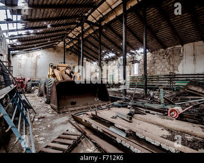 Ferme abandonnée avec vieux machines agricoles Banque D'Images