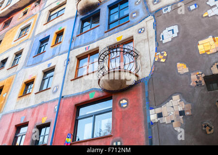 Fragment de façade de maison Hundertwasser, Vienne, Autriche. L'un des plus populaires de la ville Banque D'Images