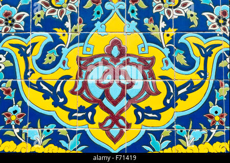 Décoration florale, carreaux émaillés, le Golestan Palace, Téhéran, Iran Banque D'Images