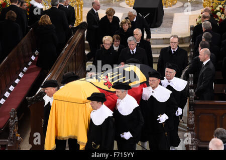 La chancelière allemande Angela Merkel (jusqu'à C L), l'ex-secrétaire d'État Henry Kissinger (jusqu'à C R), (rangée du milieu) Le président allemand Joachim Gauck (3rd), Susanne Schmidt (L) la fille de la fin de l'ancien chancelier allemand Helmut Schmidt et Schmidt's partner Ruth Loah (C) suivre le cercueil de la fin de l'ancien chancelier allemand Helmut Schmidt au cours de ses funérailles d'État à l'église Sankt Michaelis, alias Michel, le 23 novembre 2015 à Hambourg. Schmidt, un centriste du Parti Social-démocrate (SPD) qui a dirigé puis-ouest de l'Allemagne de 1974 à 1982 en tant qu'il est devenu une grande puissance économique mondiale, est mort Banque D'Images