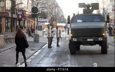 Bruxelles, Belgique. 23 Nov, 2015. Des soldats patrouillent le centre-ville de Bruxelles, le 23 novembre 2015. Troisième jour est appliquée le plus haut niveau de précaution en raison d'une éventuelle menace terroriste. © Jakub Dospiva/CTK Photo/Alamy Live News Banque D'Images