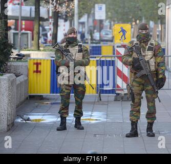 Bruxelles, Belgique. 23 Nov, 2015. Des soldats patrouillent le centre-ville de Bruxelles, le 23 novembre 2015. Troisième jour est appliquée le plus haut niveau de précaution en raison d'une éventuelle menace terroriste. © Jakub Dospiva/CTK Photo/Alamy Live News Banque D'Images