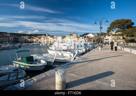 Voile et bateaux de pêche dans le port de Cassis Cote D'Azur France Banque D'Images