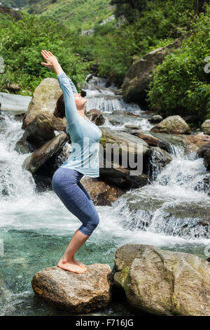 Larry mullen fit woman doing yoga asana Utkatasana Banque D'Images